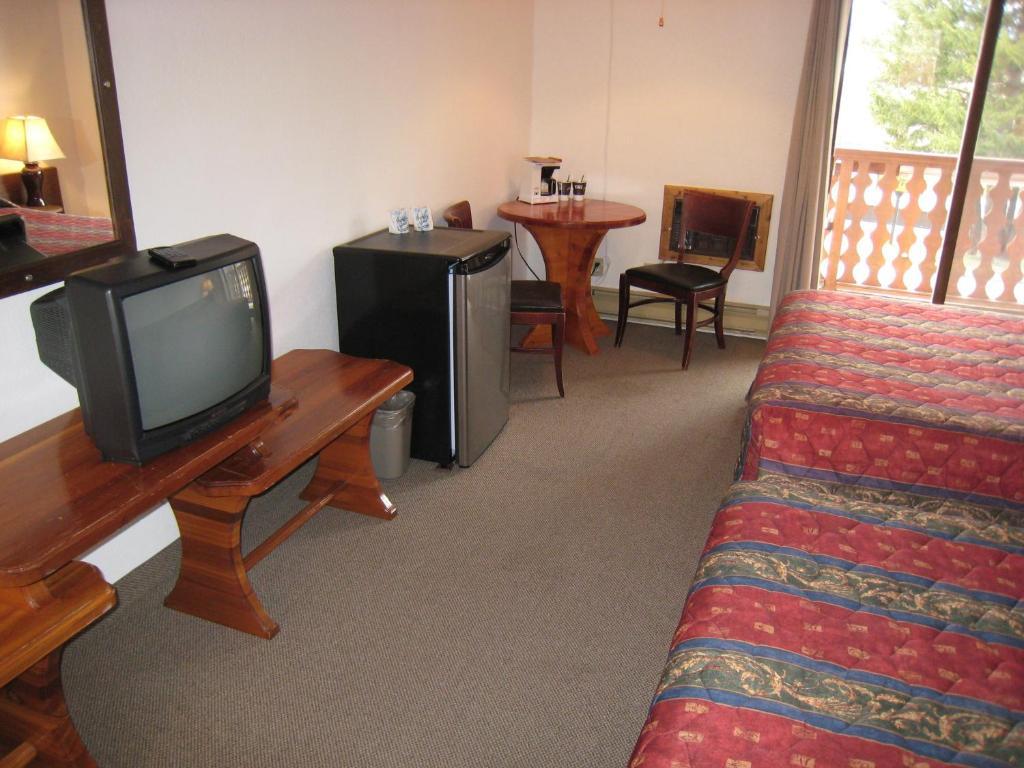 Alpen Motel เรเดียมฮอตสปริงส์ ห้อง รูปภาพ