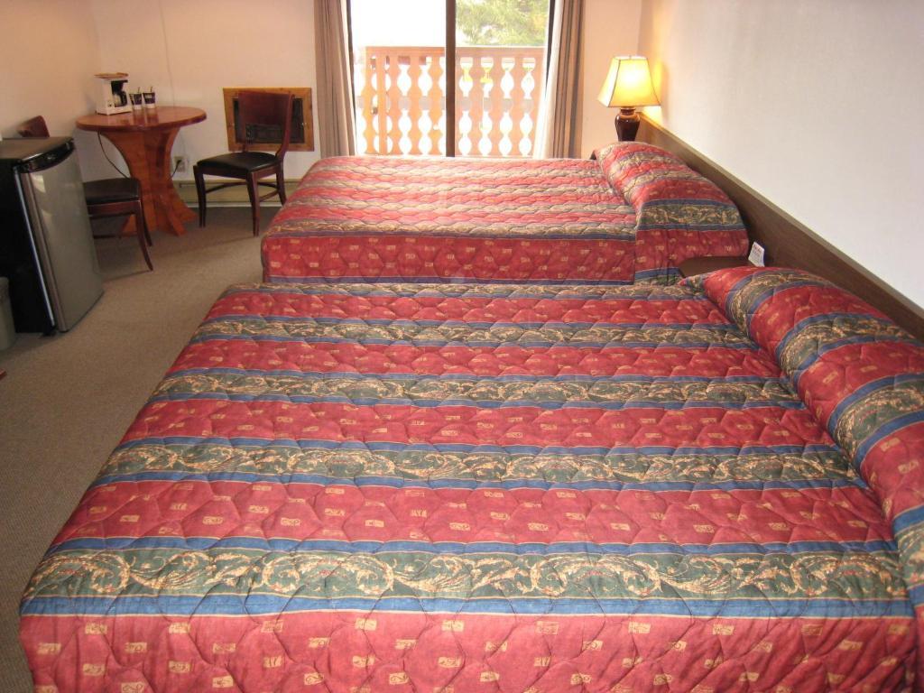 Alpen Motel เรเดียมฮอตสปริงส์ ห้อง รูปภาพ